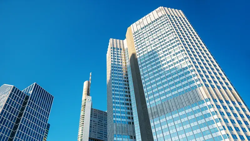 青空にそびえる都心のオフィスビル群