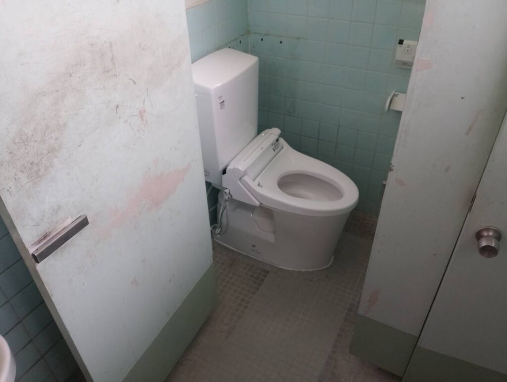 愛知県半田市内事務所　トイレ排水管改修・便器洋式化工事