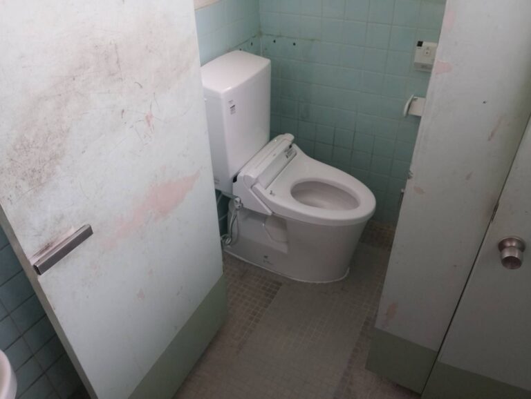 愛知県半田市内事務所　トイレ排水管改修・便器洋式化工事